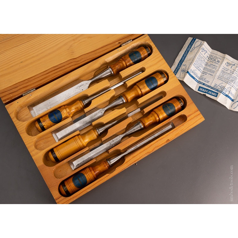 Very Fine E.A. BERG Set of 6 Bevel Edge Socket Chisels Near Mint in Box – 105406