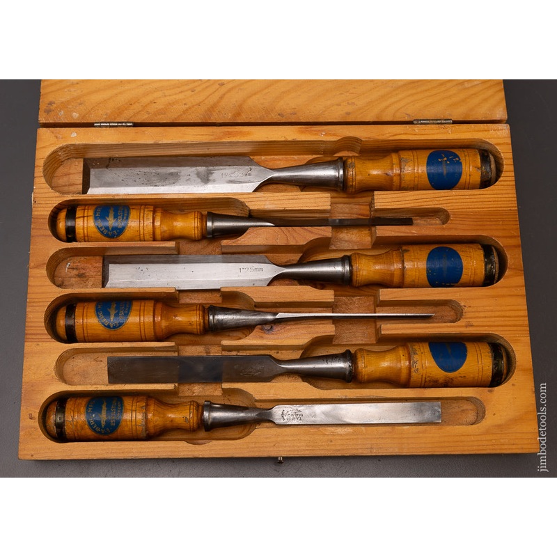 Really Fine Set of E.A. BERG ESKILSTUNA SWEDEN Bevel Edge Socket Chisels in Original Box – 107823