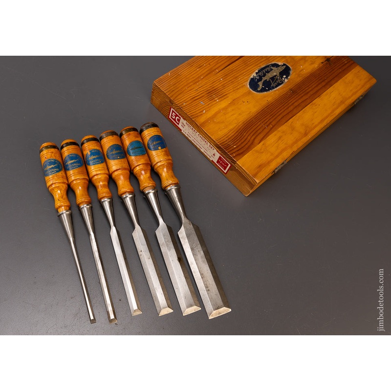 Very Fine E.A. BERG Set of 6 Bevel Edge Socket Chisels Near Mint in Box – 109873